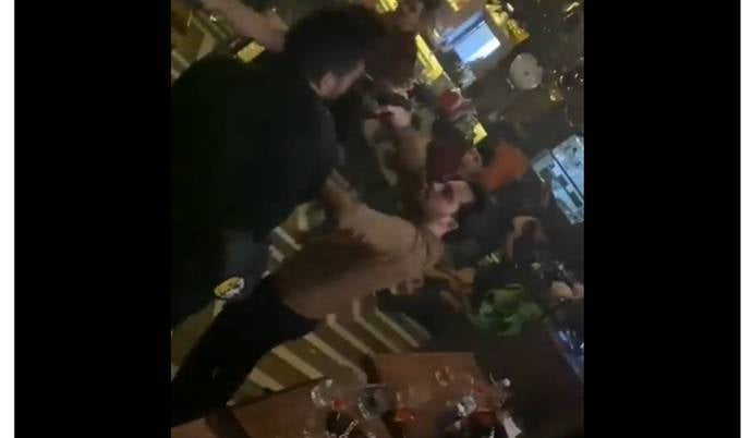 Video: Sobrino del "Chapo" tira bala y encañona a hombre en bar culichi